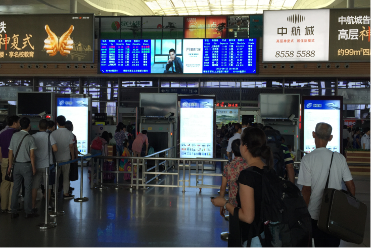 西廣場(chǎng)二樓 進(jìn)站安檢口上方一塊LED電子屏