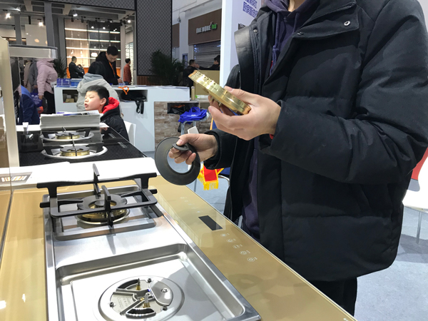 (觀展者對藍(lán)炬星產(chǎn)生濃厚興趣)