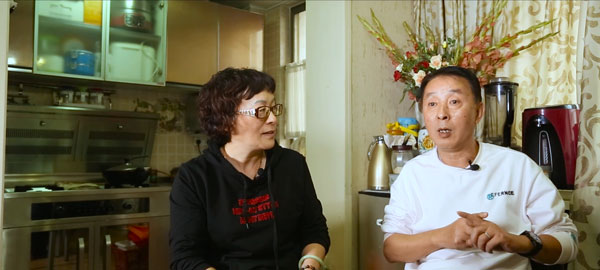 周女士與她丈夫接受采訪