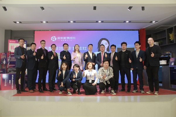 藍(lán)炬星集成灶工作人員