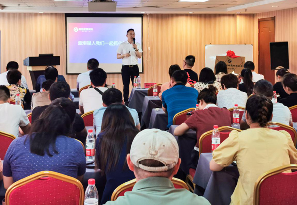 藍(lán)炬星董事長錢松良先生親切致辭