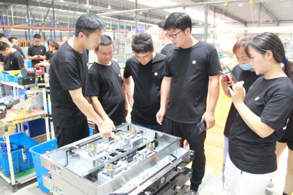 參觀藍炬星智能工廠生產(chǎn)設備