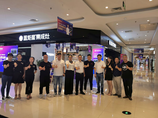 藍(lán)炬星董事長(zhǎng)錢松良先生與喜馬拉雅總裁趙輝先生親自到門店考察