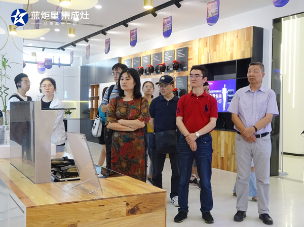 李正衛(wèi)書(shū)記一行參觀藍(lán)炬星研發(fā)大樓智能體驗(yàn)館