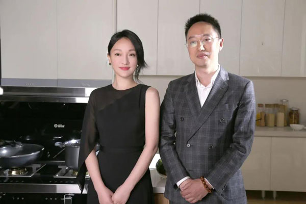 藍(lán)炬星和周迅在商業(yè)伙伴關(guān)系之余，合作不斷深入