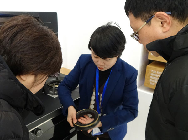 藍(lán)炬星培訓(xùn)部王釵向領(lǐng)導(dǎo)們介紹藍(lán)炬星集成灶產(chǎn)品