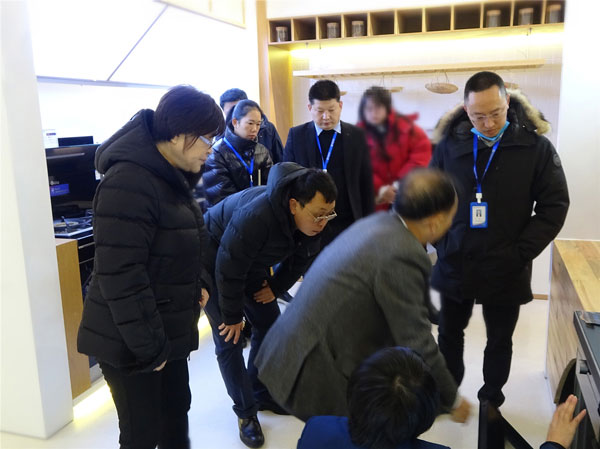 藍(lán)炬星培訓(xùn)部王釵向領(lǐng)導(dǎo)們介紹藍(lán)炬星集成灶產(chǎn)品