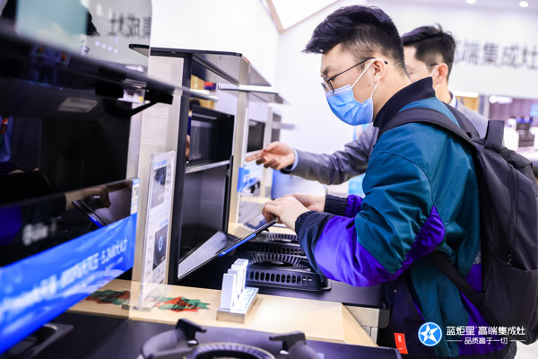 參戰(zhàn)人員試用藍(lán)炬星AIoT高端集成灶