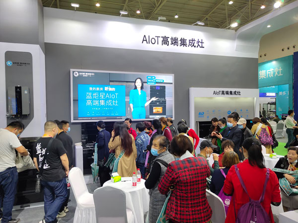 現(xiàn)場(chǎng)演示藍(lán)炬星AIoT高端集成灶