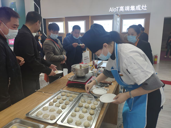 展會現(xiàn)場藍(lán)炬星為參展者準(zhǔn)備到訪小禮品