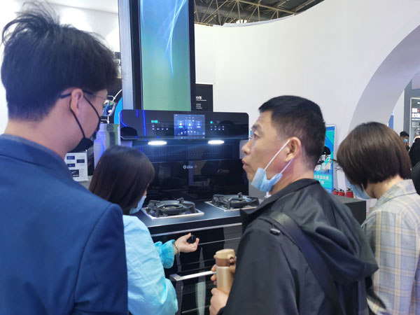 參戰(zhàn)人員參觀藍(lán)炬星展廳