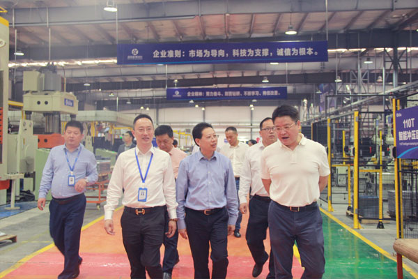 婁主任一行參觀藍(lán)炬星生產(chǎn)車間